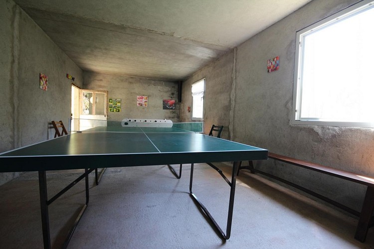 La table de pingpong dans la salle de jeux