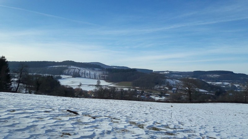 les alentours sous la neige