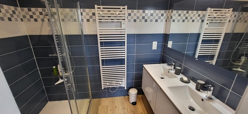 salle de bain bleue jardin des sauges