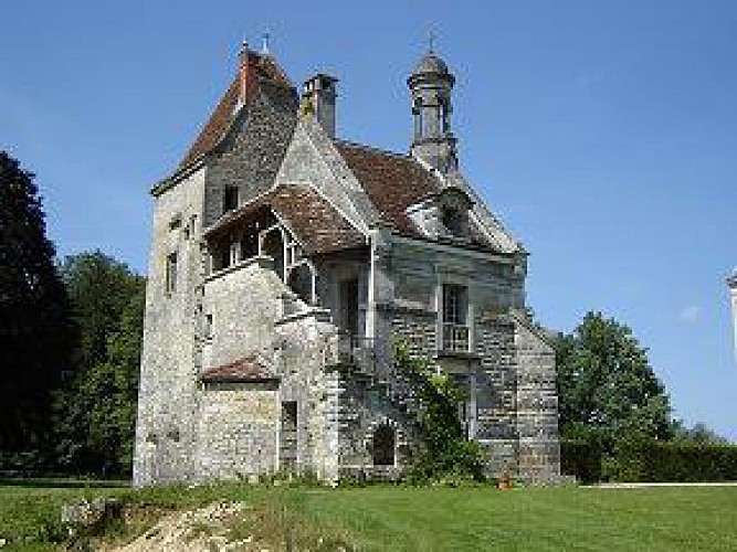CHATEAU DE SAINT- LOUP-NANTOUARD_8
