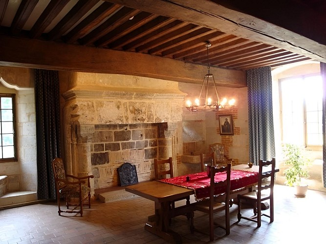 Salle et cheminée. Château Le Kinnor