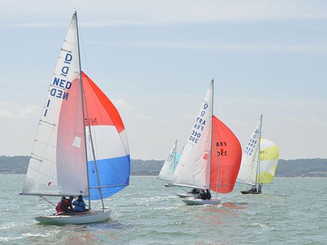 Stages vacances de voile sur habitable avec le Deauville Yacht Club