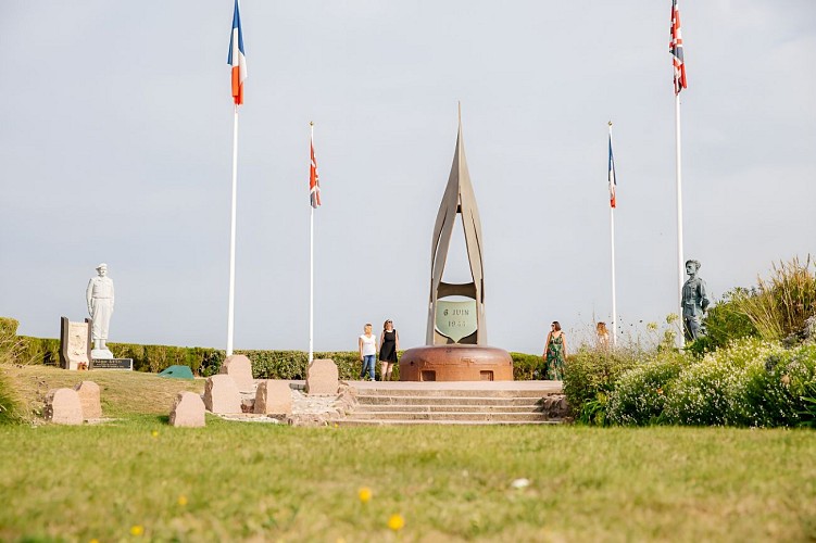 522740-Monument_la_Flamme_a_Ouistreham-Caen_la_mer_Tourisme___Les_Conteurs_(Droits_reserves_OTC)-1200px