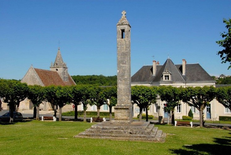 Lanterne des morts et belles maisons de style berrichon sur la place - Antigny