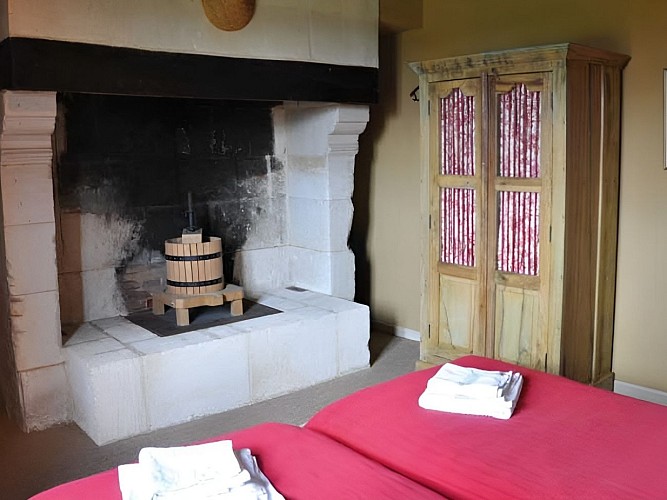 Ferme du Château Gite au Pin Chez Rebecca Whitehead Chambre cheminée