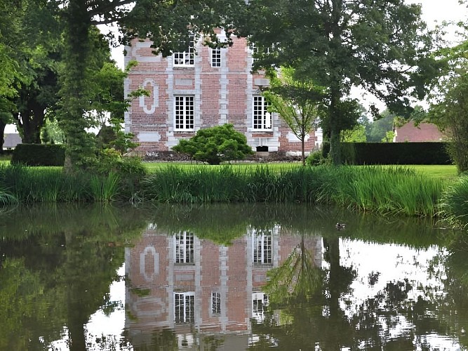 Ferme du Château Gite au Pin Chez Rebecca Whitehead plan d'eau chateau