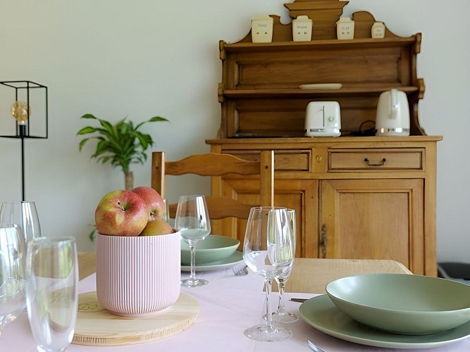 table de repas - gîte entre deux chemins à Bréville les monts - Balade en campagne