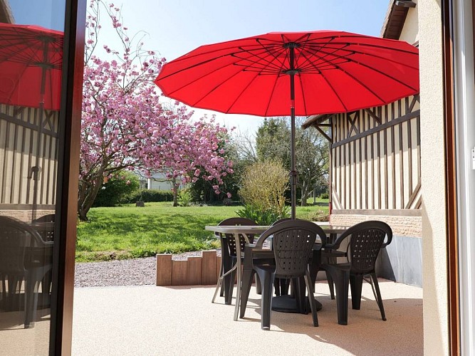 Terrasse du Gîte Balade en campagne - Entre deux chemins à Bréville-les-monts