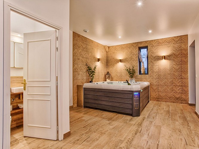 Le spa avec bain à remous