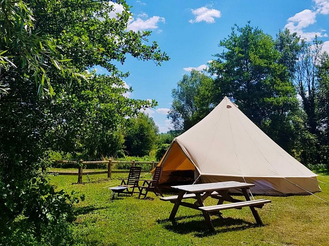 Tente Tipi Vexin Normand Tourisme, camping de l'Aulnaie ©ML Vittori paysage web