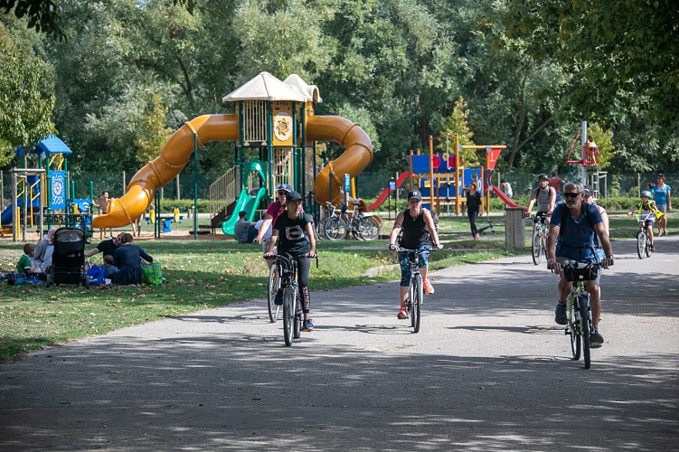 © Léry-Poses en Normandie - Parc des loisirs - Vélo - Aires de jeux