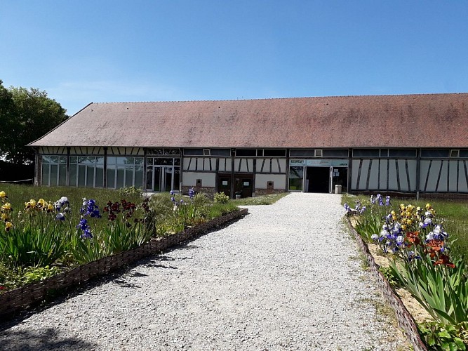 entrée fleurie musée©Département Eure