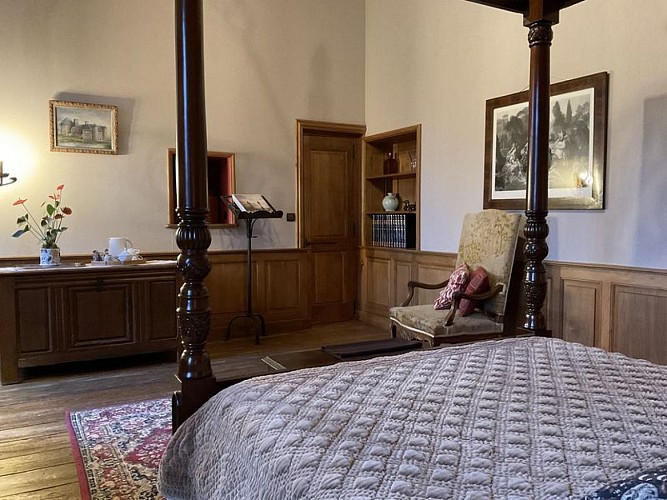 equilly-chambre-de-la-tour-1