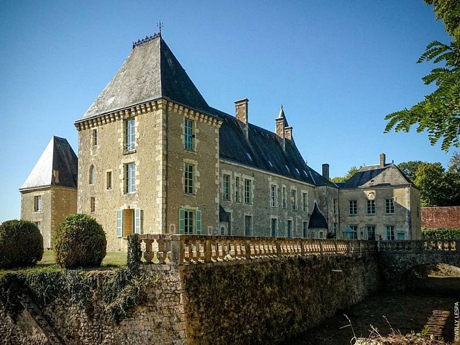 Chateau-des-Feugerets-Chapelle-Souef