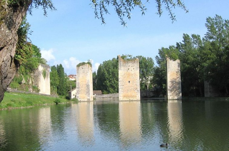Les piles du vieux pont médiéval de Lussac-les-Châteaux