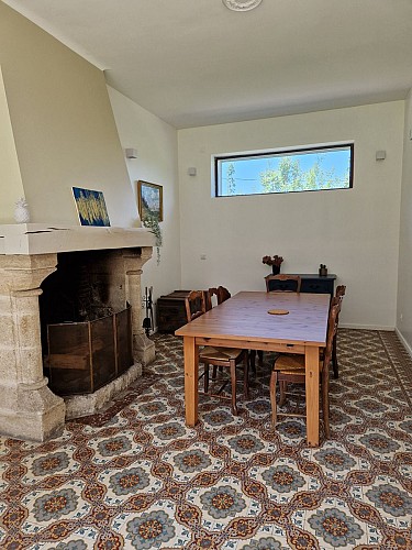 La salle à manger et sa cheminée