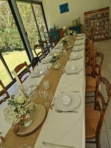 Grande tablée installée dans la véranda