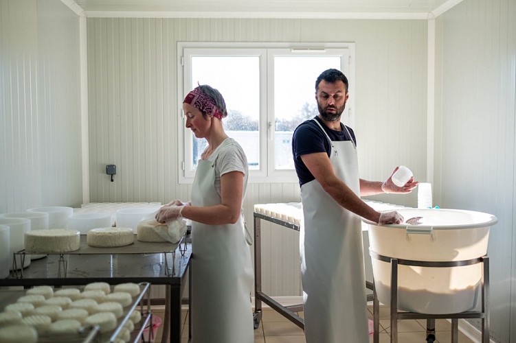 fabrication-fromage-chevre©chevrerie-de-bliquetuit
