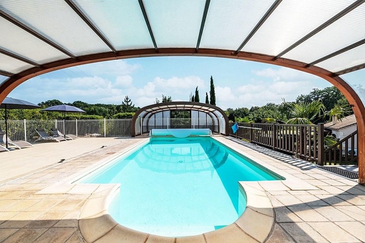 piscine couverte marrons