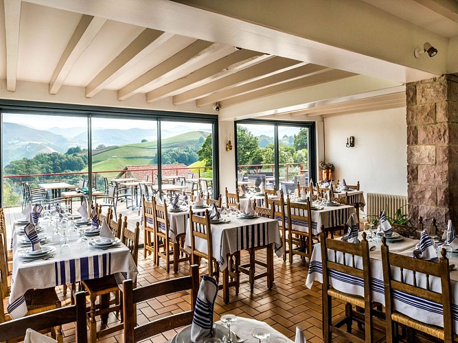 Ferme Auberge Menta - salle de restaurant - Les Aldudes