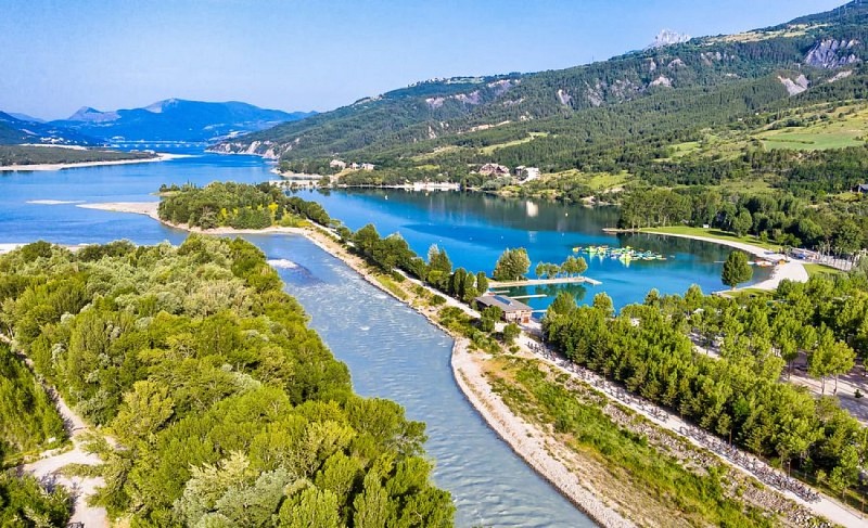 La Durance à sa confluence avec le lac de erre-Ponçon, plan d'eau d'Embrun sur la droite