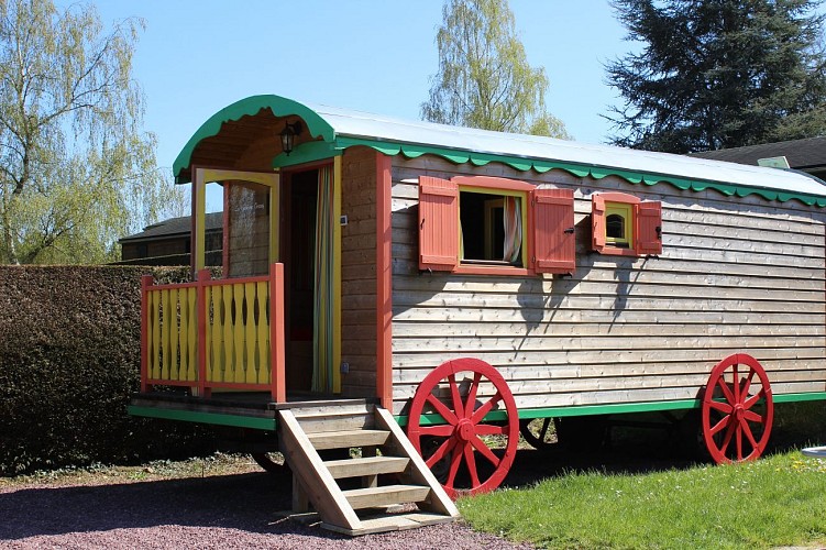 Roulotte au Camping du Sans Souci à Fresnay-sur-Sarthe - extérieur