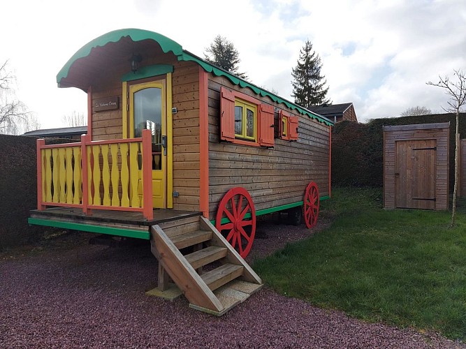 Roulotte au Camping du Sans Souci à Fresnay-sur-Sarthe - extérieur