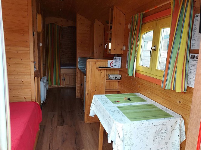 Roulotte au Camping du Sans Souci à Fresnay-sur-Sarthe - intérieur