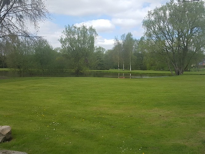 Aire camping-cars Parc des loisirs Orbec Plan d'eau