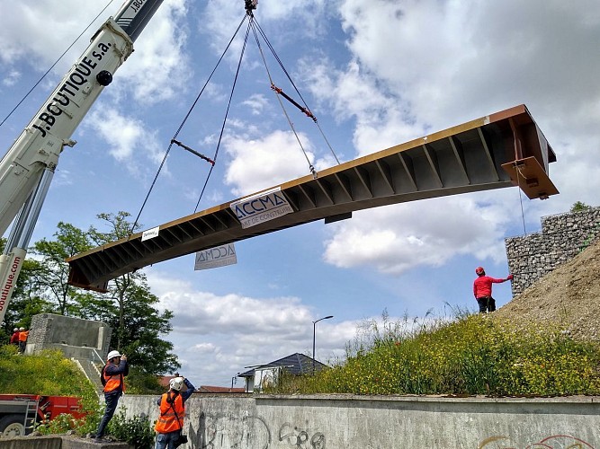 la nouvelle passerelle en cours de pose