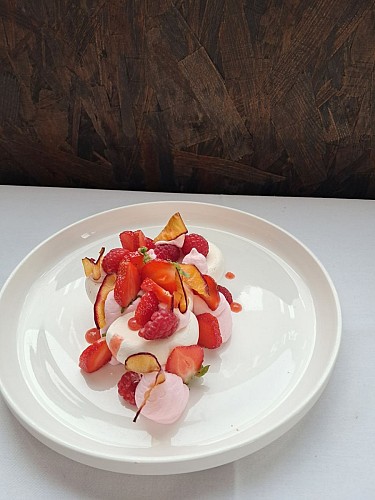 pavlova aux fruits rouges restaurant Alumni @ CORBEIL Thierry