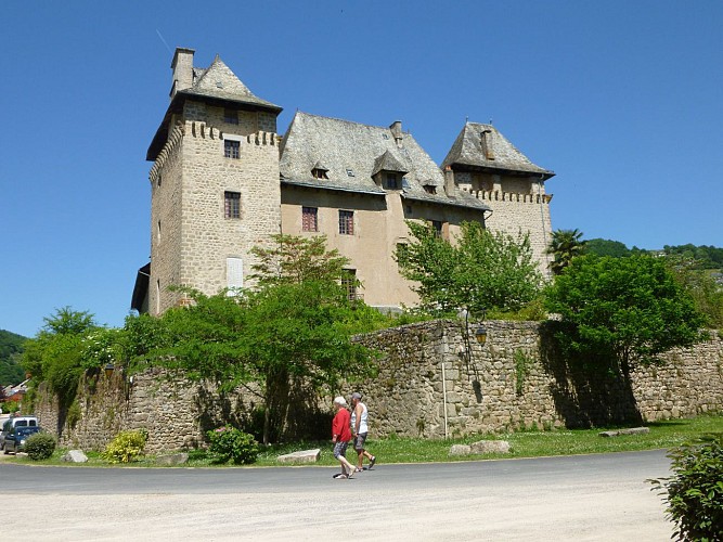 Le Château d'Entraygues au confluent du Lot et de la Truyère