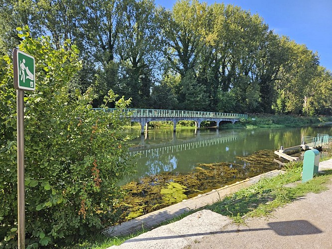 Ponton kayak aval écluse Maison éclusière Lamotte Brebière