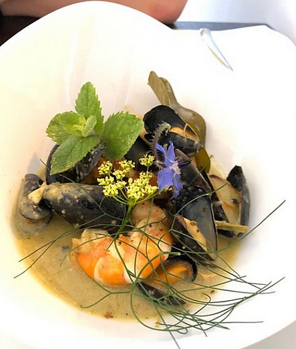 Ault_La-Salicorne_Nage-de-gambas-et-coquillages-au-curry@La-Salicorne_2021