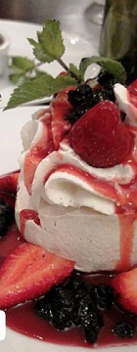 Ault_La-Salicorne_Pavlova-aux-fruits-rouges@La-Salicorne_2021