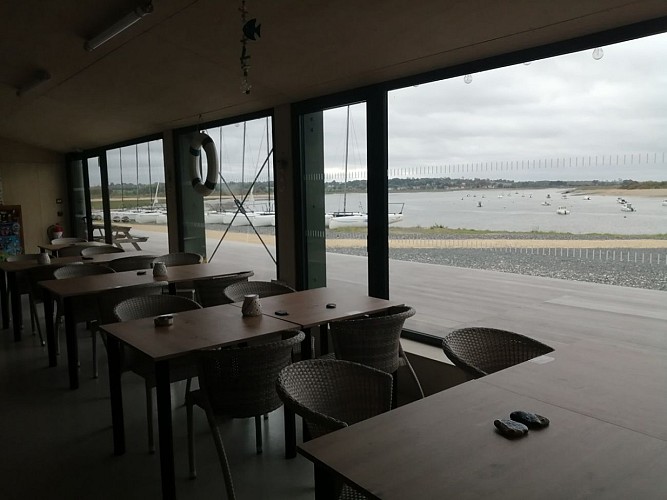 club house intérieur vue sur baie