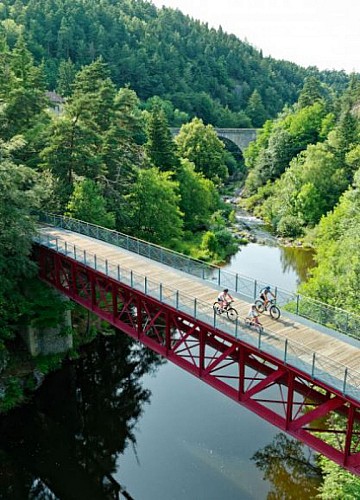 Passerelle Eiffel et au loin le Pont de l'Enceinte
