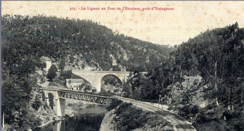 Passerelle Eiffel et au loin le Pont de l'Enceinte
