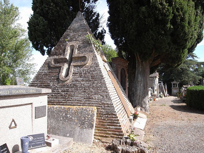 Stèles pyramidales
