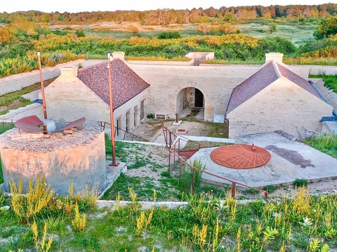 Vue-aerienne-intérieur-de-la-Redoute-de-Merville-Antoine-Santos----antoinesnts-1200