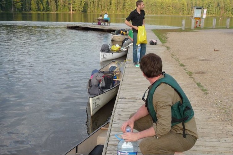 On charge les canoés et c'est partie.