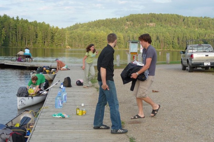 On charge les canoés et c'est partie.