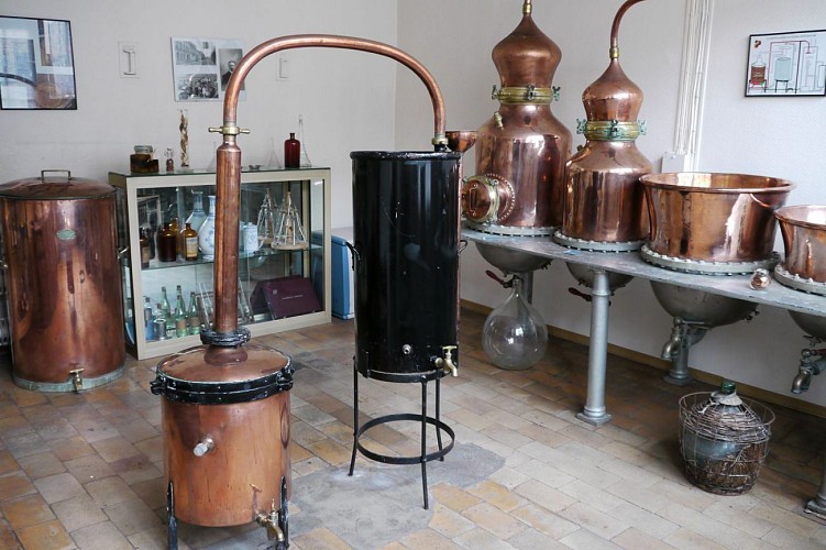 Poissy : distillerie du noyau de Poissy
