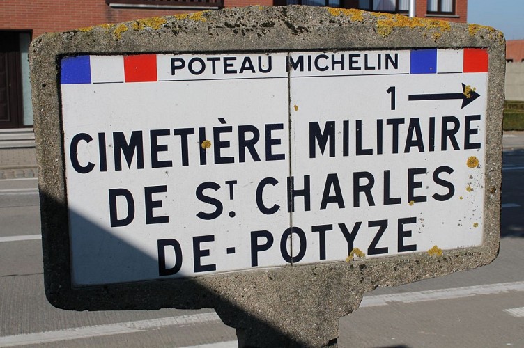 Poteau Michelin du cimetière militaire St-Charles de Potyze 