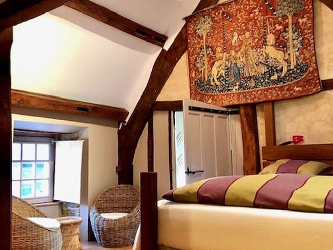 La-Maison-sur-Les-Remparts-4-Domfront-800