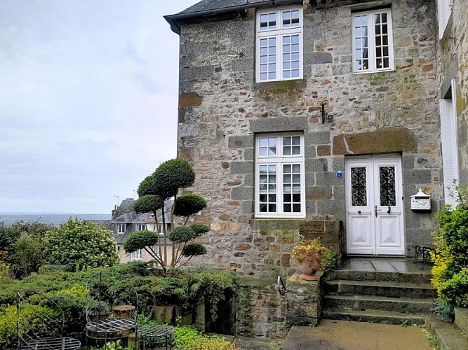 La-maison-sur-les-remparts-3-Domfront-800