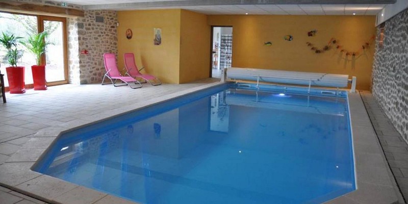 Piscine intérieure chauffée à 28° toute l'année