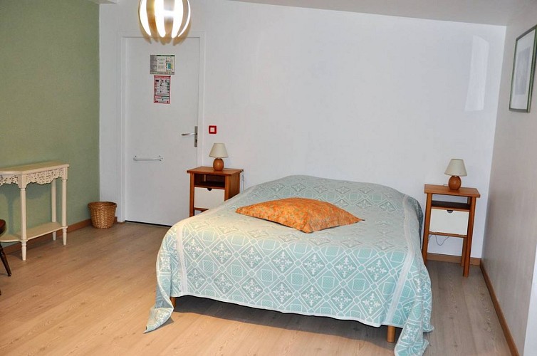 Chambre N° 2 avec 1 lit 2 places - salle d'eau privée et WC séparés.