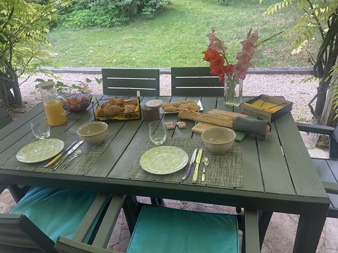 Chambre d'hôtes La Bourneloise -Petit déjeuner extérieur 3
