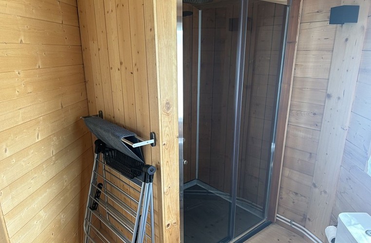 Les loges du temps | Kota finlandais en bord d'étang